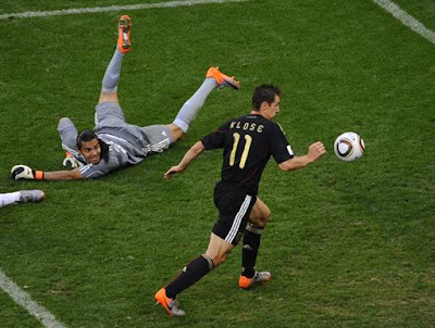 Argentina tewas 0 - 4 di tangan Jerman di Suku Akhir Piala Dunia 2010