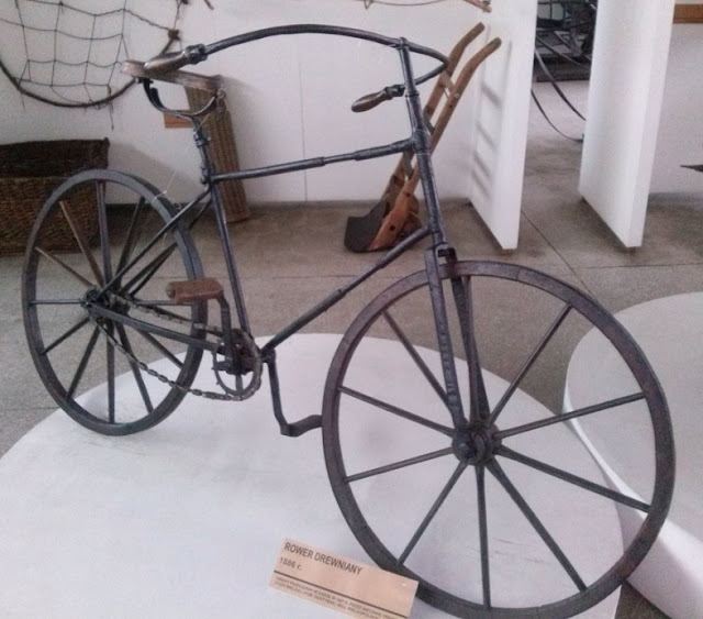 Drewniany rower z końca XIX w. w zbiorach Muzeum Rolnictwa i Przemysłu Rolno- Spożywczego w Szreniawie