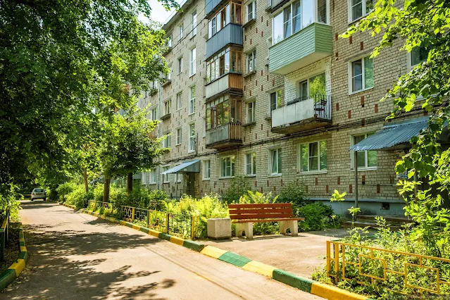 Проездная дорога под окнами многоквартирного дома