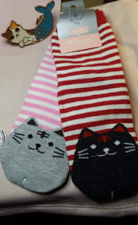 @sirlongpaw  GLOBAL 2 pairs of cat  socks &  mercat pin (#1)
