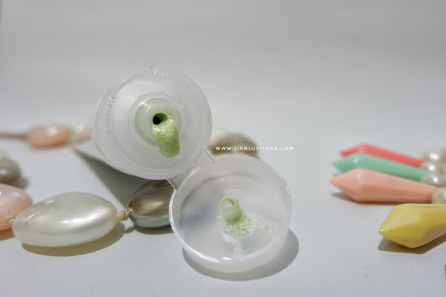 Masalah untuk para pemilik kulit berminyak itu ialah JERAWAT Obat Jerawat Erha Ampuh Menghilangkan Jerawat dan Bekas Jerawat