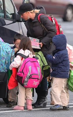  Kate Gosselin - A School Bus Busy Photos