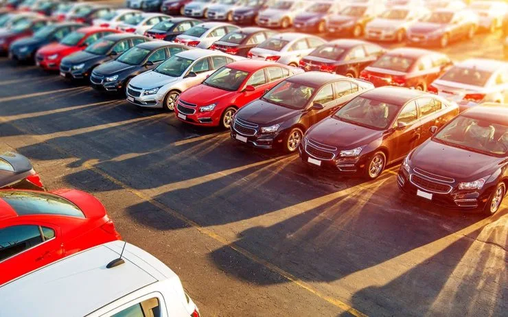 بعد انخفاض الجنيه.. ارتفاع جنوني في أسعار السيارات في مصر