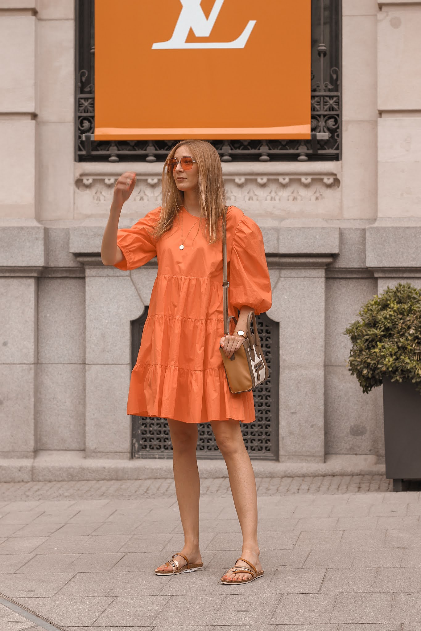 vestido-anonyme-naranja-sandalias-yokono-gafas-hawkers-getafe-the-style-outlets