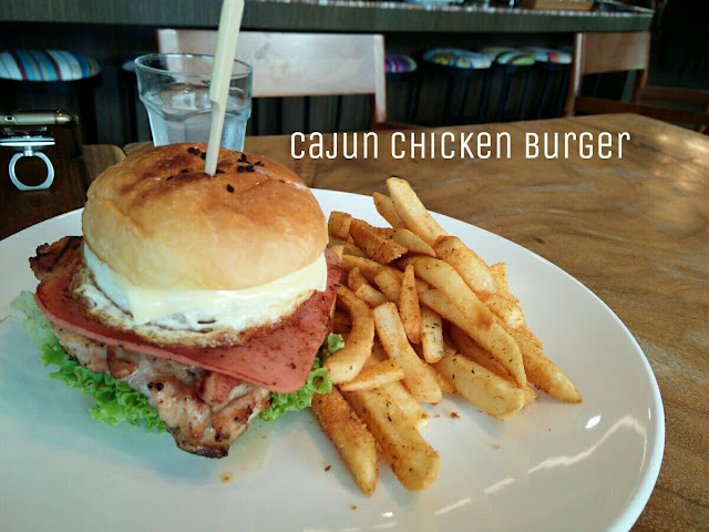 Paulin's Munchies - Pappasan at Dorsett Hotel Outram - Cajun Chicken Burger