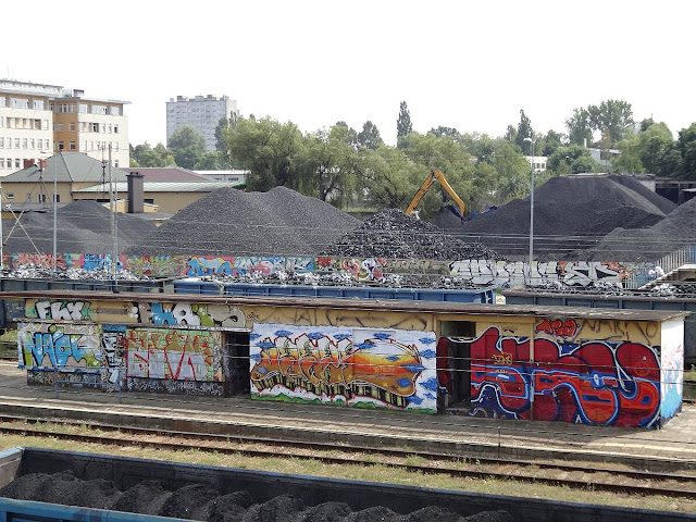 Graffitowa poczekalnia na stacji Kielce Herbskie