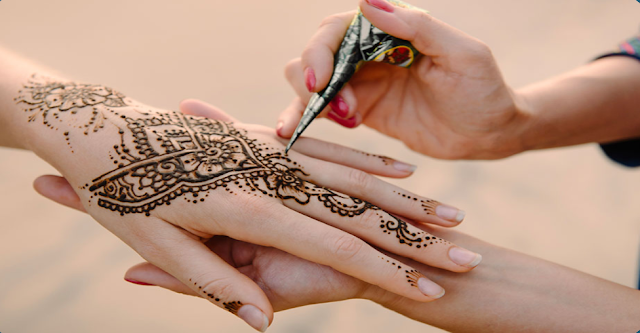 What is a common thing women apply to their hands on eid?