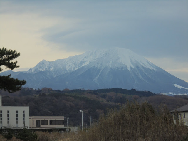 冠雪した大山と左の建物は浄水場です