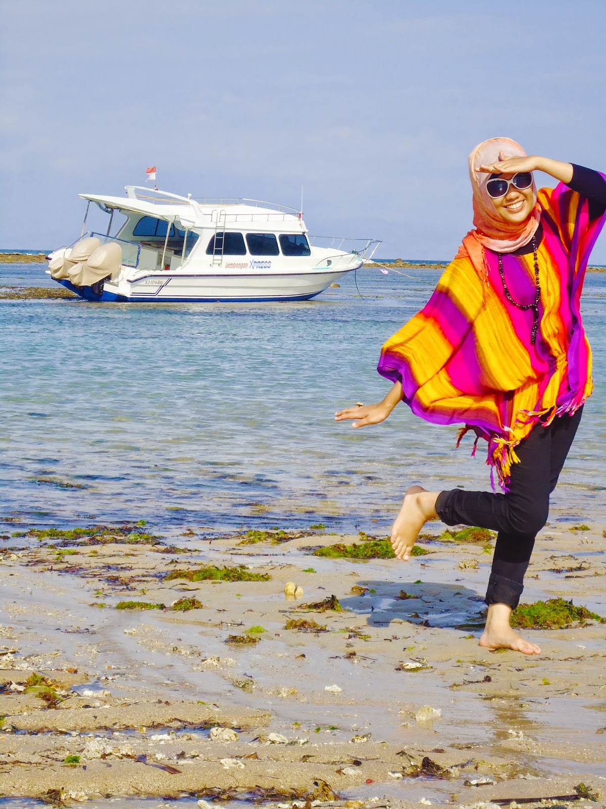 aiiu s paradize Tetap Trendy di Pantai  dengan Hijab  