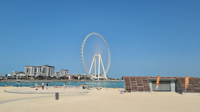 Dubai JBR Beach mit Blick auf Bluewaters Island mit Riesenrad Ain Dubai