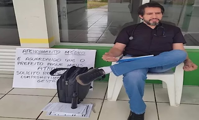 por falta de pagamento Médico protesta em frente à prefeitura de Rodrigues Alves 