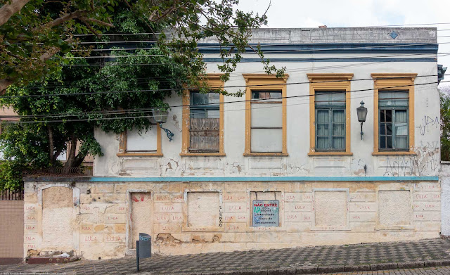 Casa abandonada na Rua Paula Gomes