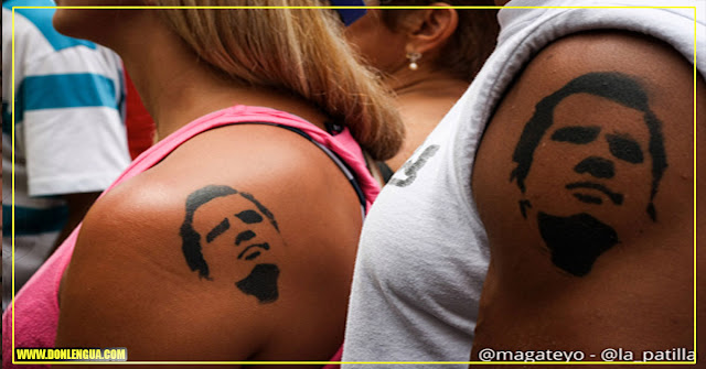 Fanáticas de Guaidó se hacen tatuajes con su cara al estilo Chavez