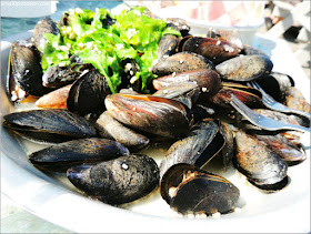 Bayley's Lobster Pound: Garlic Mussels $14