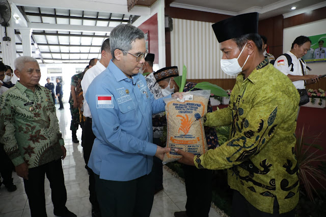 Kunker ke Asahan, Wamentan RI Memberikan Bantuan Benih Padi, Pupuk dan Bibit Ikan Gurame dan Pakan Ikan