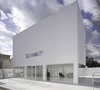 IDEA DESIGN CASA HOUSE CLEAN and WHITE IN ZARAGOZA