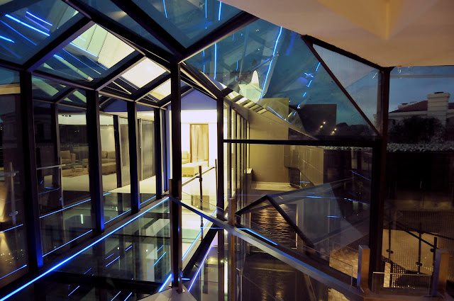 Glass wall and glass floor 