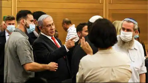 Video - PM की कुर्सी पर बैठे Benjamin Netanyahu, जलील करके उठाये गए