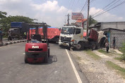 Truk Trailer Tabrak Toko hingga Melintang di Jalur Pantura Lamongan