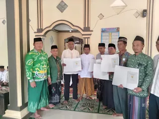 penyerahan 5 bidang sertifikat wakaf yang telah diurus oleh Majelis Wakaf Nazhir NU