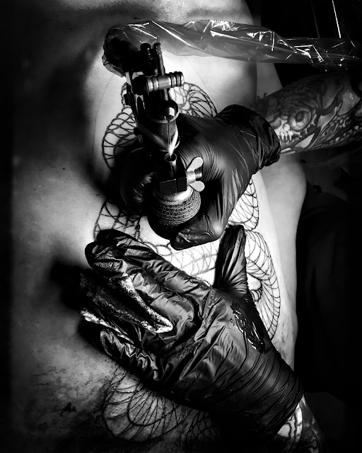 Tattoo Artist Zert-One aan het werk. Foto: Winny de Meij