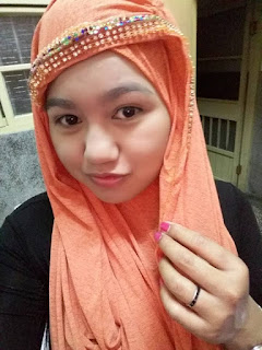 Cara memakai jilbab pashmina sifon dua warna