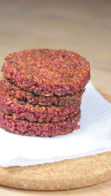Pinker Rote-Bete-Bulgur-Burger-Turm (vegan)
