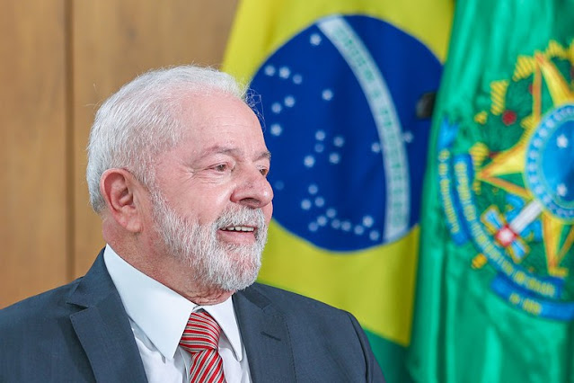 Lula assina MP que retoma 3.500 obras escolares paralisadas ou inacabadas