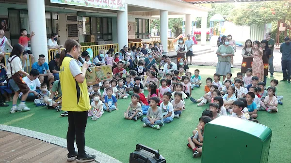 ▲彰化郵局行銷科魏羢鋗為平和非營利幼兒園小朋友們說繪本故事。（記者林明佑攝）