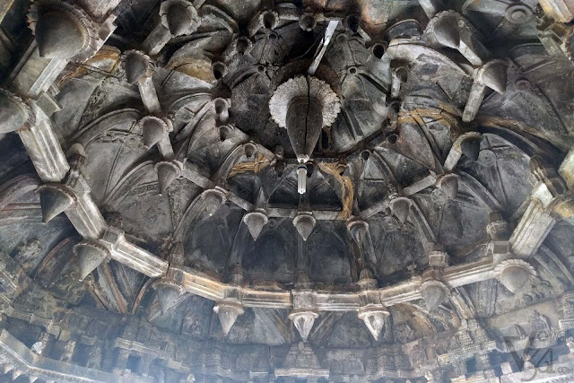 Elegantly carved central ceiling of the open mantapa dome