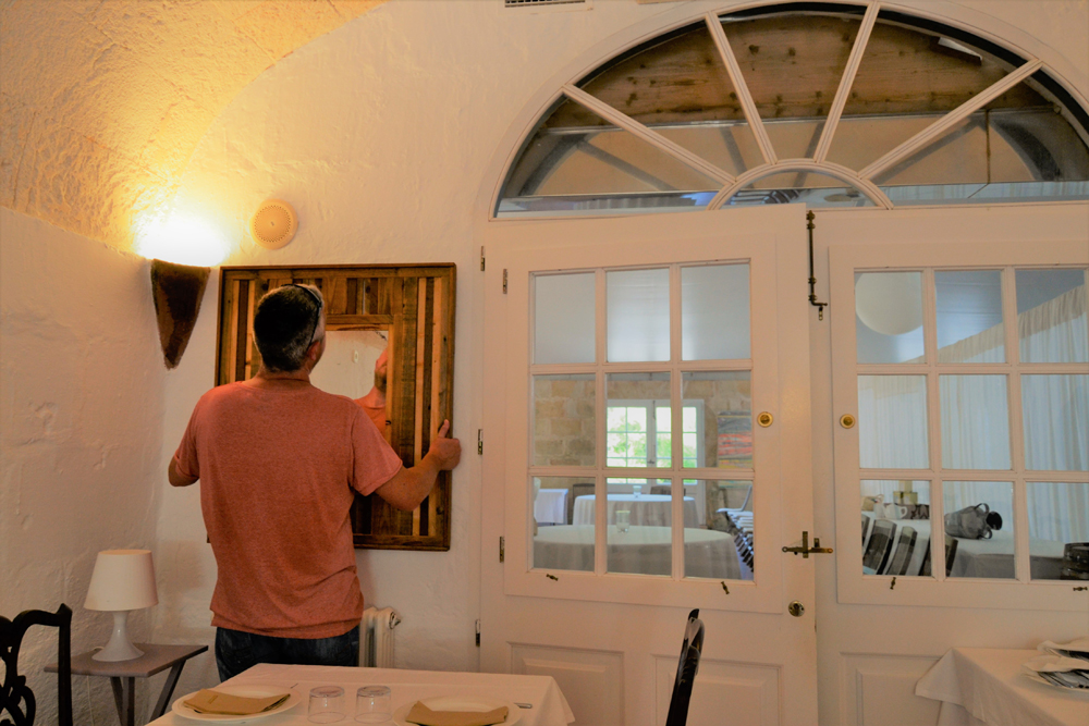 Resumen de la inauguración de Expo AlcaufArt, celebrada en Alcaufar Vell Hotel Rural & Restaurant el pasado jueves. una exposición de arte colectiva, donde estrenamos el arte en madera de Menorca Maker