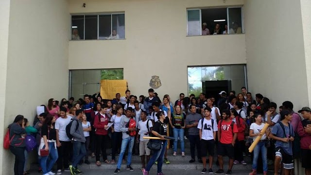 Alunos protestam contra o fim do ensino médio municipal.