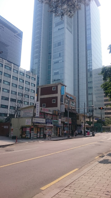 Juxtaposition of old and new buildings in central Seoul