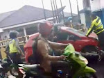 Aksi Ugal-Ugalan Pengemudi Honda Brio Merah di Banjarmasin Tabrak Warga dan Petugas