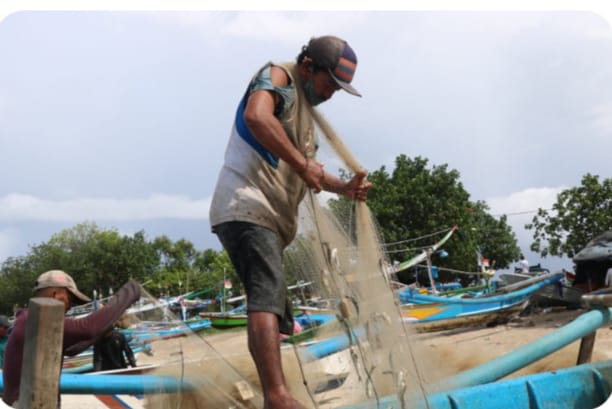 Nelayan tradisional pantai selatan Bali sedang mengumpulkan hasil tangkapan ikan