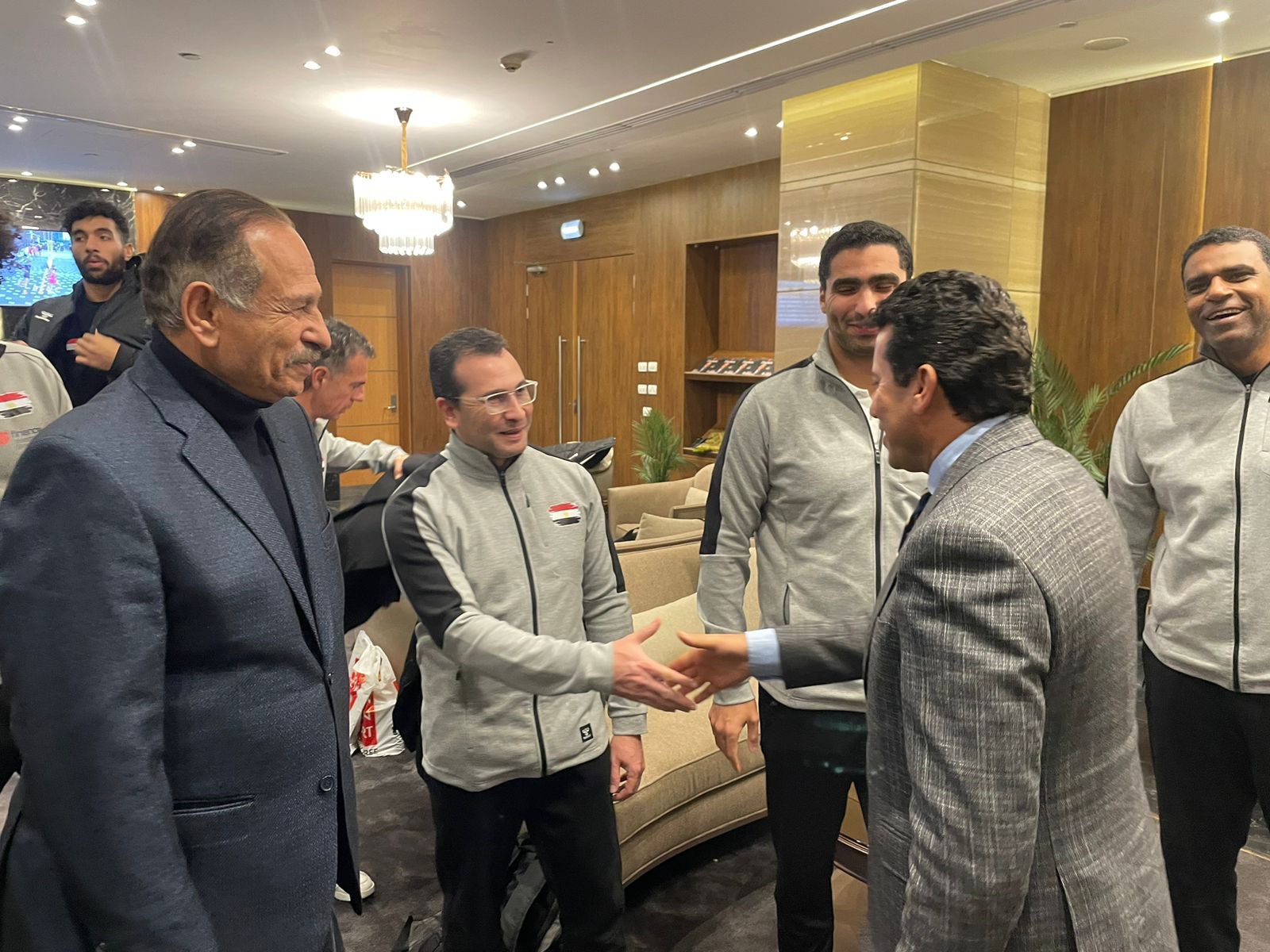 وزير الشباب والرياضة يستقبل المنتخب الوطني لكرة اليد بمطار القاهرة