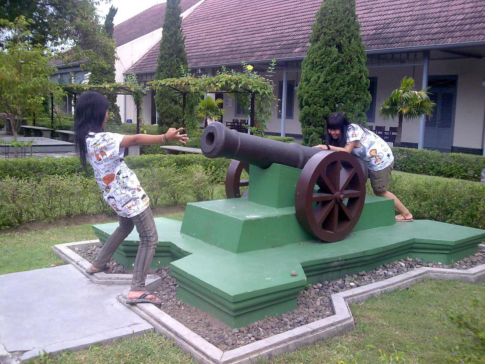 Biasanya didepan benteng menjadi tempat kongkow yang asik bagi warga Jogja Tapi kalau didalam benteng terdapat banyak patung pahlawan museum dan taman yang