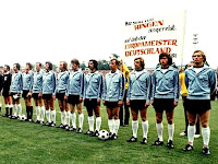 SELECCIÓN DE LA REPÚBLICA FEDERAL DE ALEMANIA - Temporada 1971-72 - Beckenbauer, Maier, Schwarzenbeck, Heynckes, Netzer, Wimmer, Müller, Höttges, Erwin Kremers, Breitner y Hoeness - ALEMANIA FEDERAL 3 (Gerd Müller 2, Wimmer) UNIÓN SOVIÉTICA 0 - 18/06/1972 - Eurocopa de Bélgica 1972, final - Bruselas, Bélgica, estadio Heysel - La poderosa Selección de Alemania Occidental de la época se adjudica su primer título en la Eurocopa