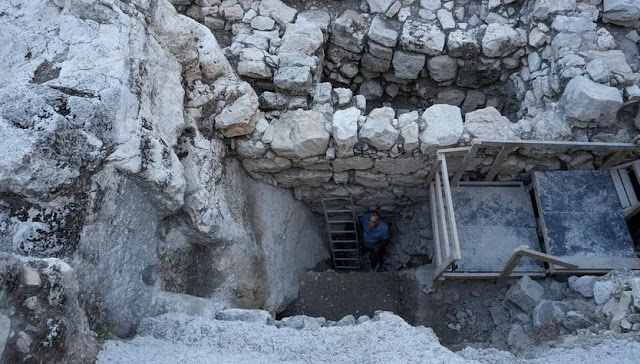 Αρχαιολόγος μέσα στην τάφρο της αρχαίας Ιερουσαλήμ. [Credit: Erik Marmor / courtesy of the City of David]