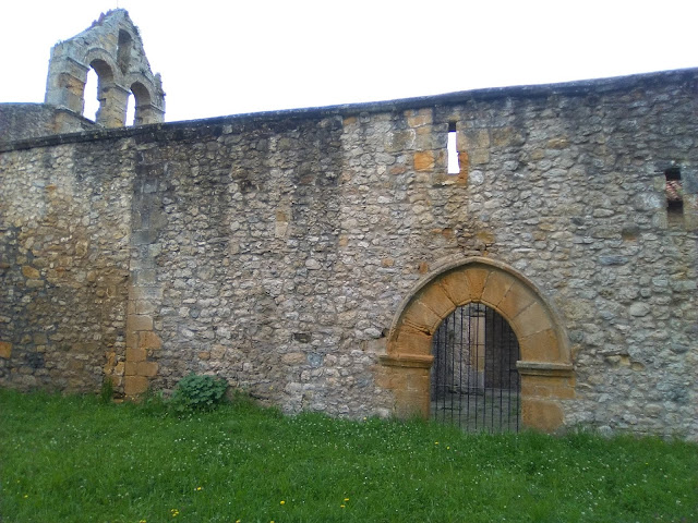 Una de las entradas al interior del Cementerio de Cobreces en Cantabria