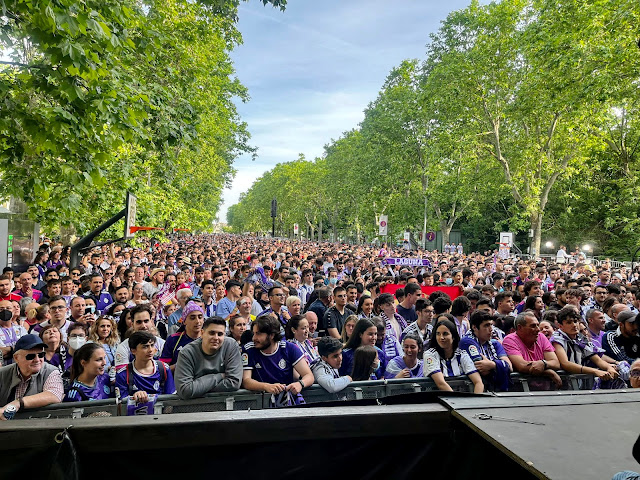 El público esperando que los jugadores comparezcan en el escenario montado en el Paseo Central del Campo Grande. REAL VALLADOLID C. F. 3 S. D. HUESCA 0 Domingo 29/05/2022, 20:00 horas. Campeonato de Liga de 2ª División, jornada 42. Valladolid, estadio José Zorrilla: 22.397 espectadores.