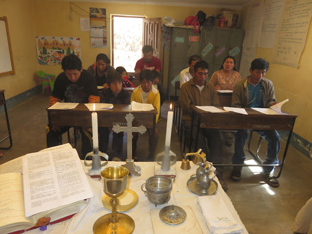 Gottesdienst in einem Schulraum der Mine "Rosa de Oro". Der Besuch war nicht umwerfend, weil an diesem Sonntag wieder ein Fußballturnier, diesmal in Viluyo stattfand. Und dazu waren dann viele Mineros dieser Mine gefahren. Anziehend wirkt nicht nur der Sport, es wird auch gebechert und zudem spielte eine Band auf. Diese immer häufigeren Fußballturniere erschweren die pastorale Arbeit. Von 16 Mineros war einer mit Familie gekommen.