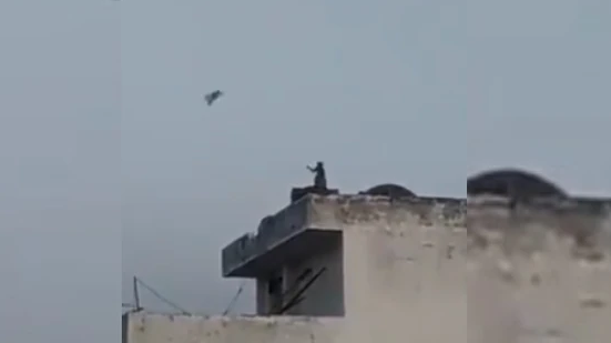 Mono es grabado volando una cometa en el techo de un edificio 