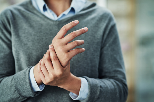Penyakit Artritis Reumatoid Tangan Pada Kasus Muskuloskeletal  Artritis reumatoid merupakan sebuah kondisi yang ditemui pada tangan manusia. Hal ini akan menimbulkan adanya nyeri serta bengkak pada daerah yang terkena salah satunya pada tangan. Hal ini bisa terjadi akibat adanya gangguan pada sistem autoimun yang masih belum diketahui etiologinya. Maka dari itu artikel ini telah membawakan bahasan dari penyakit artritis reumatoid tangan, untuk mengetahuinya dengan lebih lanjut silahkan di simak dengan sebagai berikut ini :  Definisi Artritis Reumatoid  Suarjana (2009) artritis reumatoid tangan adalah penyakit gangguan sistem autoimun yang tidak diketahui etiologinya. Penyakit artritis reumatoid ini tidak dapat ditujukan memiliki hubungan pasti dengan genetik, tetapi menurut pada ahli terbaru tentang penyebab dari penyakit ini adalah adanya faktor genetik yang akan menjurus pada perkembangan penyakit setelah terjangkit beberapa penyakit virus.  Febriana (2014) artritis reumatoid tangan adalah suatu penyakit autoimun yang biasanya menyerang persendian kecil dan mengalami peradangan, sehingga terjadi pembengkakan, nyeri dan sering kali menyebabkan kerusakan pada bagian dalam sendi.  Etiologi Artritis Reumatoid  Faktor Genetik  Faktor genetik berperan penting terhadap kejadian artritis reumatoid, dengan angka kepekaan dan ekspresi penyakit sebesar 60 %.  Faktor Infeksi  Beberapa bakteri dan virus diduga sebagai agen penyebab penyakit artritis reumatoid. Organisme ini diduga menginfeksi sel induk dan mengubah reaktivitas atau respon sel T sehingga mencetuskan timbulnya penyakit.  Faktor Lingkungan  Dalam faktor lingkungan artritis reumatoid ini dapat disebabkan karena lingkungan pekerjaan yang tidak bagus.  Faktor Risiko Artritis Reumatoid  Jenis Kelamin  Perempuan lebih mudah terkena artritis reumatoid dibandingkan dengan laki-laki, perbandingannya 2-3:1.  Umur  Artritis reumatoid biasanya timbul antara usia 40-60 tahun. Namun, penyakit ini juga dapat terjadi pada dewasa tua dan anak-anak (artritis reumatoid juvenil).  Riwayat Keluarga  Apabila anggota keluarga ada yang menderita penyakit artritis reumatoid, kemungkinan besar anda akan terkena juga.  Manifestasi Klinis Artritis Reumatoid  Adanya nyeri Bengkak (nodul reumatoid) Kekakuan pada sendi terutama setelah bangun tidur pada pagi hari Keterbetasan lingkup gerak sendi Sendi-sendi terasa panas   Nah itu dia bahasan dari penyakit artritis reumatoid tangan pada kasus muskuloskeletal. Dari bahasan di atas bisa diketahui mengenai definisi, etiologi, faktor risiko, dan manifestasi klinis dari kondisi ini. Mungkin hanya itu yang bisa disampaikan di dalam artikel ini, mohon maaf bila terjadi kesalahan di dalam penulisan, terimakasih telah membaca artikel ini."God Bless and Protect Us"