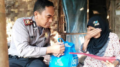 Tinggal Sendirian di Rumah tak Layak Huni, Kapolsek Rangkasbitung Beri Santunan