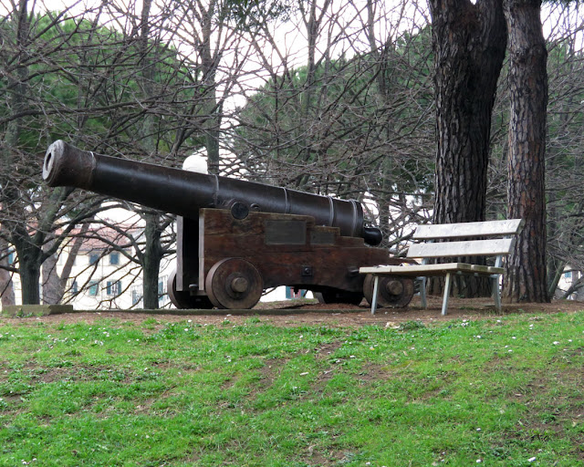 Bench with a cannon at hand, Fortezza Nuova (New Fortress), Livorno