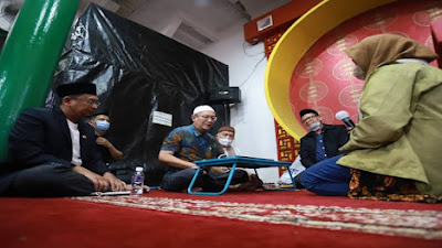 Ketua DPRD Tedy Rusmawan Jadi Saksi Ikrar Syahadat Usai Salat Jumat di Masjid Lautze Bandung