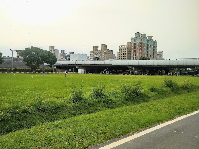 台北河濱公園自行車道 基隆河左岸鐵馬行