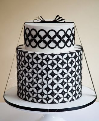 We love black and white wedding cake designs because they always look grand