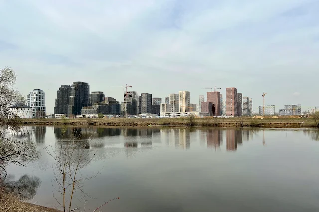 Северный берег Строгинской поймы, Москва-река, вид на Тушино